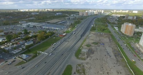Large réseau routier et quartiers résidentiels à la périphérie de la ville, vue aérienne