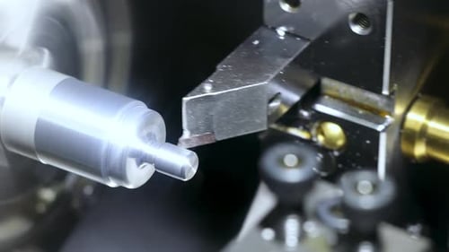 CNC-Metallbearbeitung. Automatische Metallbearbeitungsmaschine.