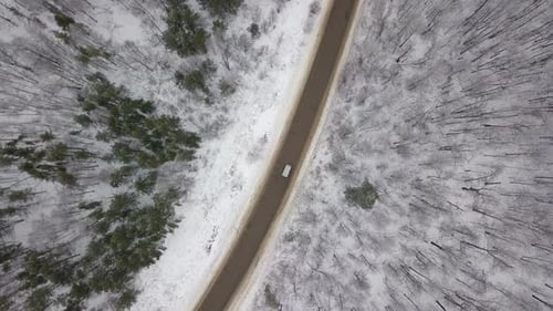 Route forestière d'hiver vue d'en haut