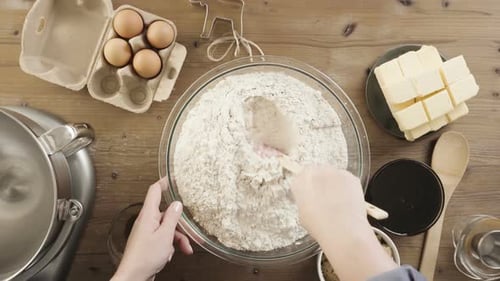 Schritt für Schritt. Mischen von trockenen Zutaten für eine doppelte Charge Lebkuchen.