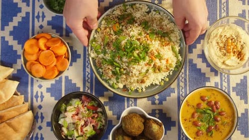 Mettre du couscous cuit au poulet sur la table