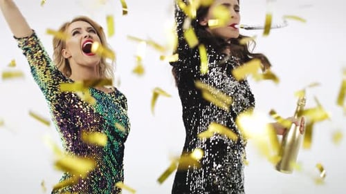 Amigos entusiasmados dando as boas-vindas ao ano novo