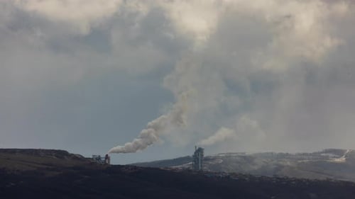 Zona industrial con grandes chimeneas
