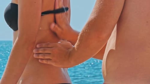 Fille prenant un bain de soleil sur une plage tropicale de sable