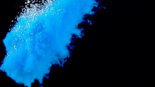 Real Shot Blue Paint im Wasser in Zeitlupe. Unter Wasser wirbelnde Tinte. Kollision der Tintenwolke