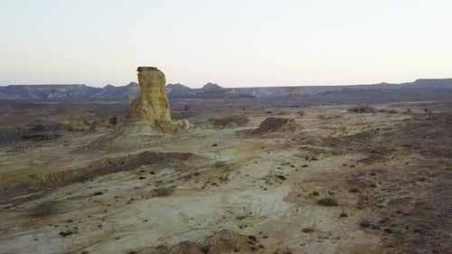 La flèche de Chimney Rock est composée de grès jaune Entrada coiffé de calcaire Todilto. Sistan & Balu