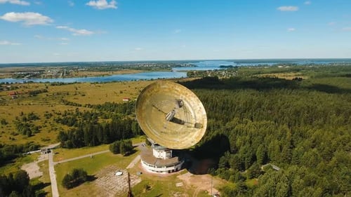 Observatoire astronomique dans la forêt