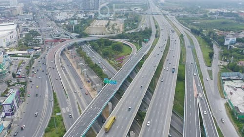Luftaufnahme von Autos, die auf einer Autobahn oder Autobahn fahren. Überführung, Brücke, Straße, Straße