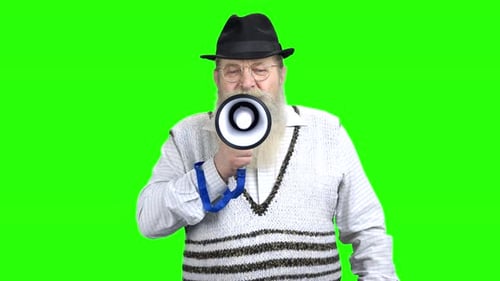 Homem sênior confiante falando com megafone