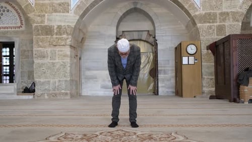 Alter Mann betet auf Masjid