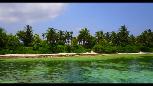 Luftlandschaft der paradiesischen Küste Strandbruch durch flaches Meer und weißen Sand Hintergrund eines Tages