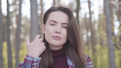 Une
caméra s'approche du charmant visage d'une magnifique femme brune caucasienne posant dans la forêt.
Jeune