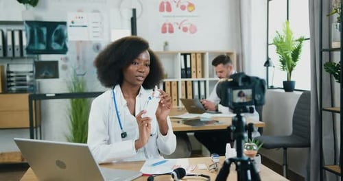 El médico graba un Vídeo en cámara desde el consultorio de la clínica y habla sobre el aerosol