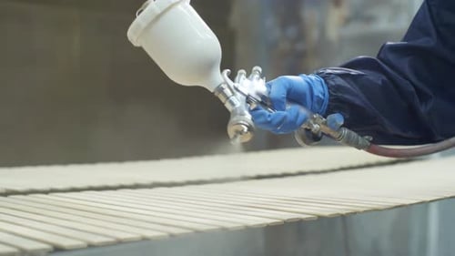 Prozess der Holzmalerei in der Schreinerei