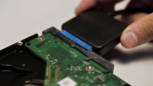 Conectando um adaptador externo a uma placa de circuito de computador