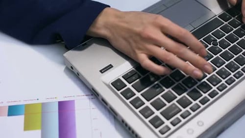 Geschäftsfrau tippt Laptoptastatur, Arbeit am Geschäftsbericht, Buchhalterin