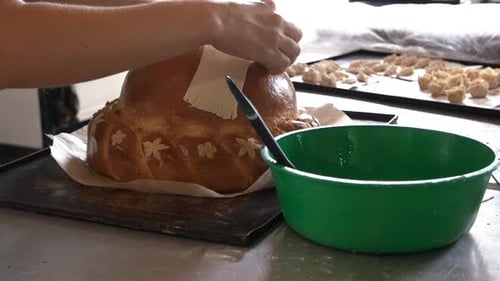 Dekoration von Hochzeitsbrot in der Bäckerei