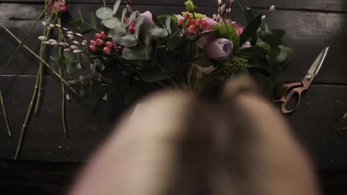 Un magnifique bouquet de fleurs décoré par un fleuriste est posé sur une table
