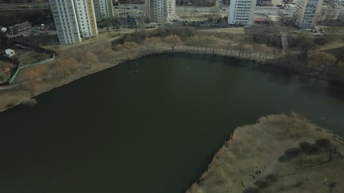 Stadtblock in der Nähe des Flusses. Mehrstöckige Häuser. Wasser-City-System. Luftaufnahmen.