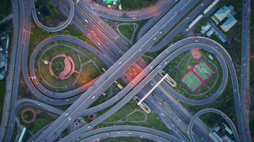 4K: Time Lapse aéreo en movimiento, toma de Zumbido de tráfico de autopistas e interestatales