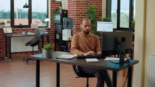 Funcionário da empresa analisando estatísticas e gráficos financeiros