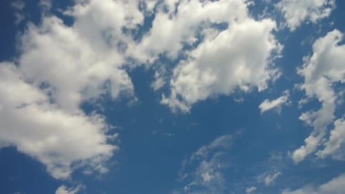 Weiße flauschige Wolken am blauen Himmel Timelapse Rolling Clouds