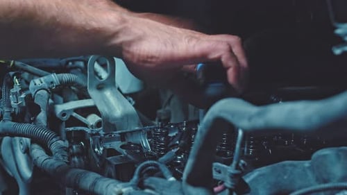 Un artisan d'un atelier de réparation automobile répare des voitures Vue des images de pièces automobiles