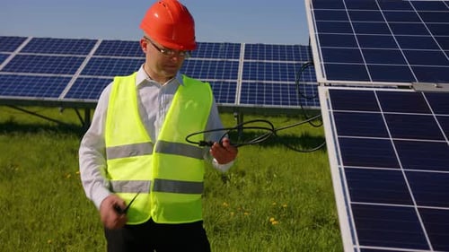 Ingenieur in der Nähe von Sonnenkollektoren Bau einer erneuerbaren Energiequelle Arbeiter überprüft die Helligkeit von