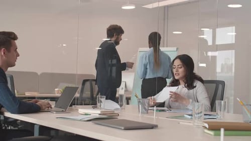 Деловые люди беседуют