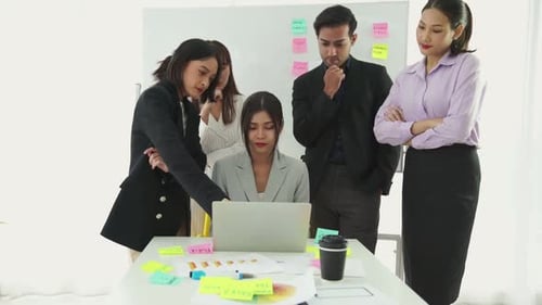 Empresários discutem proficientemente o projeto de trabalho no computador