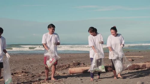 Strand von Plastik aufräumen
