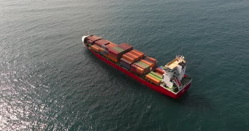 Containerschiff beladen mit Schiffscontainern, die Position auf See halten.