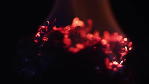 Feuer brennt auf Stahlwolle, während sie sich beim Schweben dreht.