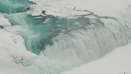 Blick auf den gefrorenen ikonischen Gullfoss-Wasserfall in Island