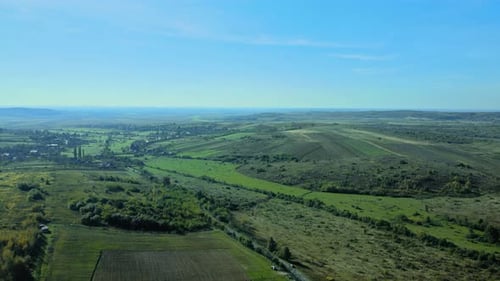 Spätherbst Ackerland Wiesen rund um das Dorf im Vordergrund Häuser und Straße