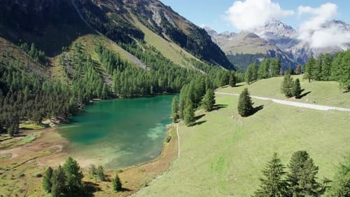 Vista aérea del valle de la montaña con el lago alpino de Palpuogna en los Alpes suizos Albulapass