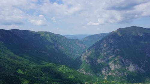 Montañas en el parque Durmitor Montenegro Timelapse