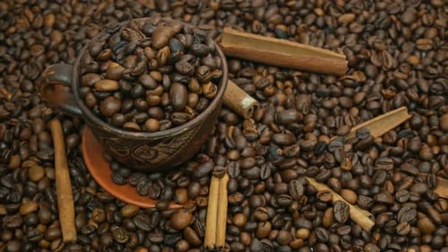 Grains de café et cannelle