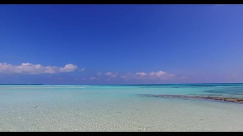 Vue aérienne au-dessus du paysage de la plage touristique tropicale au bord d'une mer claire avec fond de sable blanc