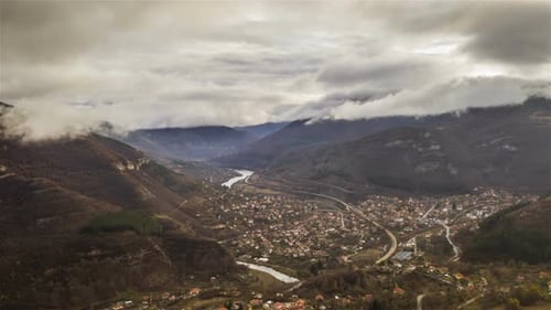 Berge und epische Wolken