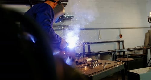 Schweißer, der ein Metall schweißt