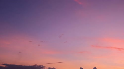 4K Sky: Zeitraffer von bunten Wolken während der sich bewegenden Sonne