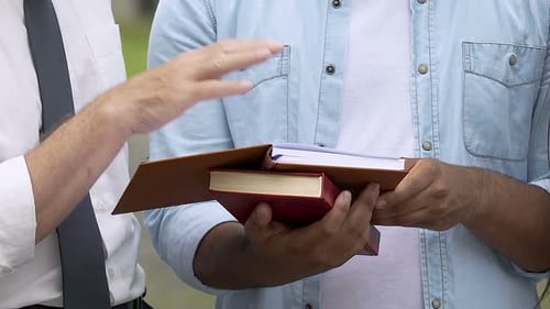 L'enseignant et l'étudiant discutent du livre, analysent l'information ensemble, les