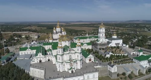 Aérea do Mosteiro Pochaev em Pochaiv