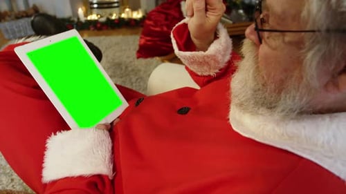 Papai Noel usando tablet digital