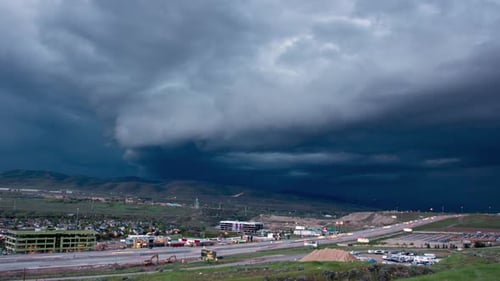 Time-lapsus de nuages d'orage sombres qui se déplacent à mesure que la tempête se déplace