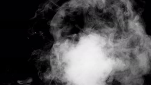 Weicher Nebel in Zeitlupe auf dunklem Hintergrund