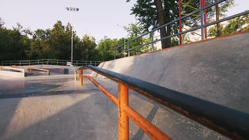 Patineur à roulettes en ligne agressif faisant des tours dans un skatepark en béton à l'extérieur au Ralenti