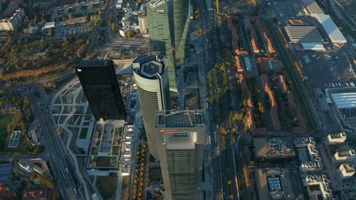 Blick aus der Vogelperspektive auf moderne Bürohochhäuser, die hoch über der Stadt ragen