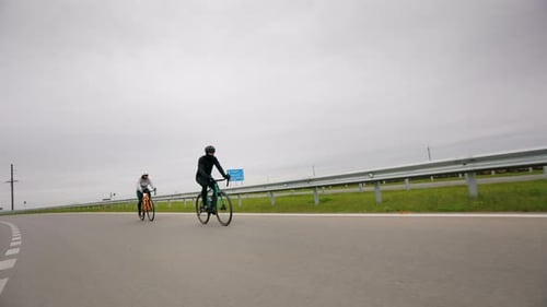 Les cyclistes s'entraînent sur la piste